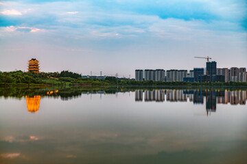 Naklejka premium Beautiful skyline of lakeside city at dusk
