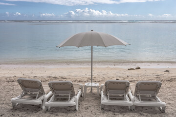 Parasols et transats sur plage réunionnaise 