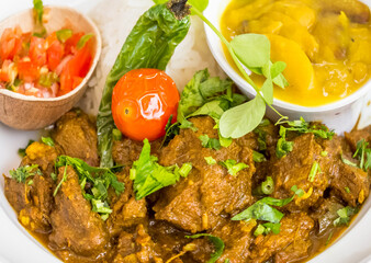 Cabri massalé, riz, gros pois et rougail tomates