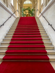 tapis rouge sur escaliers