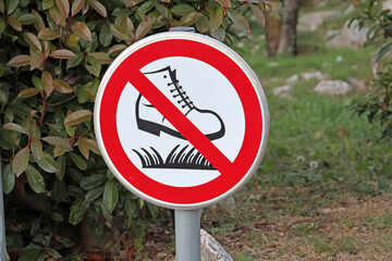 panneau d interdiction de marcher sur les plantes