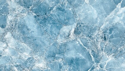 Parete di marmo blu chiaro con venature bianche e blu che creano un effetto elegante e sofisticato.