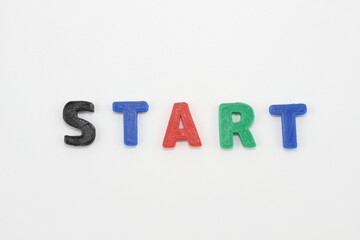 カラフルな「START」文字が示す、新たな始まりの象徴
