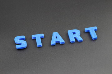 立体的な青色の「START」文字