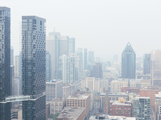 Obraz premium Heavy smog in Montreal downtown because of wildfire and industrial pollution, Quebec, Canada