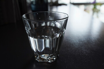 カフェカウンターと水の入ったグラス