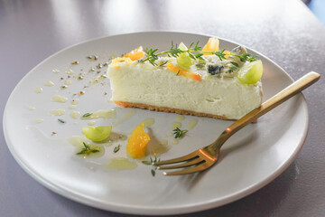 フルーツとタイムをのせたブルーチーズとハーブのケーキ