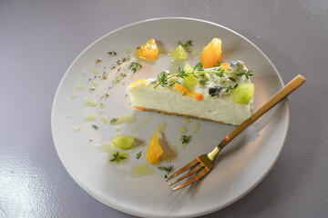 フルーツとタイムをのせたブルーチーズとハーブのケーキ