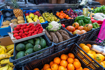 Marktstand auf einem Wochenmarkt mit frischem Obst und Gemüse