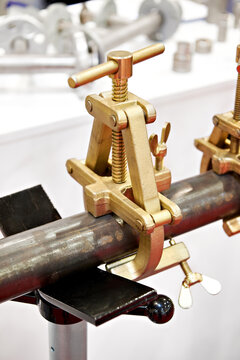 Positioner metal mechanism for welding pipes