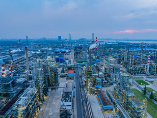 Obraz premium Aerial photography of a large petrochemical refinery at night