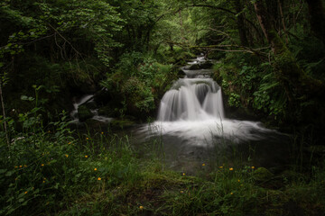 Obraz premium Cascade en Ariège au printemps
