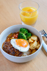 お子様ランチ、ハンバーグ、ジュース