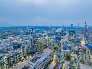 Obraz premium Aerial photography of a large petrochemical refinery at night