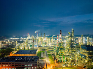 Fototapeta premium Aerial photography of a large petrochemical refinery at night