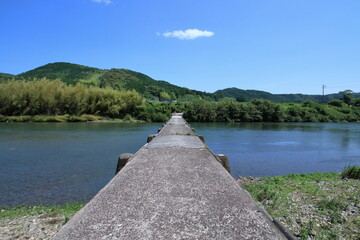 若井沈下橋を渡る　初夏　（高知県　四万十町）