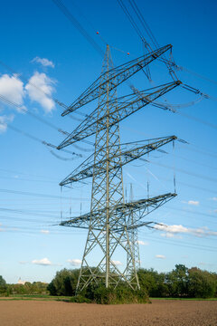 380 kV Hochspannungsmast in l&auml;ndlicher Landschaft unter blauem Himmel