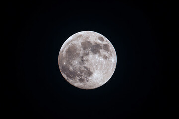 Obraz premium a full moon is seen in the dark sky