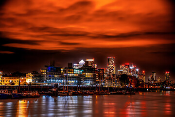 Obraz premium Night red sky and panorama in the city of London