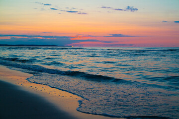 Swinemünde -Polen. Ein Strand bei Sonnenuntergang und Farben Reflektionen im Meer