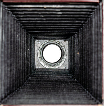 Kamera alt mit Balg von hinten durch den Balg fotografiert, Linse ist transparent PNG,  Old camera with bellows photographed from behind through the bellows, lens is transparent PNG