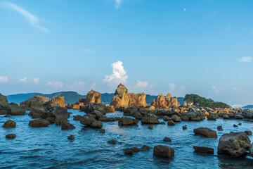 和歌山・串本の海に立つ橋杭岩