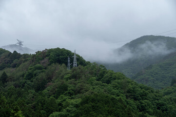 雲に覆われる山