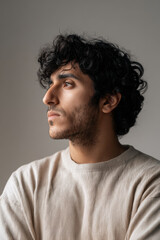 Obraz premium focused portrait of carpenter gazing into distance positioned on left side of frame