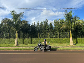  homem com moto custom 