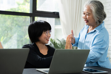 A visually impaired woman collaborates seamlessly with her colleagues, proving that teamwork and inclusion empower everyone to contribute equally in a professional environment.