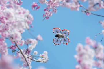 桜を撮影する小型ドローン　
Small drone filming cherry blossoms