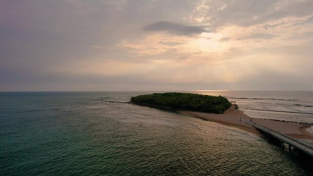 ドローンで空撮した朝の光が幻想的な宮崎県青島と鬼の洗濯板
