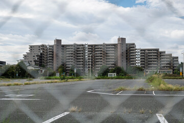 金網越しに眺める高層マンション群