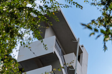 樹木と青空とマンション