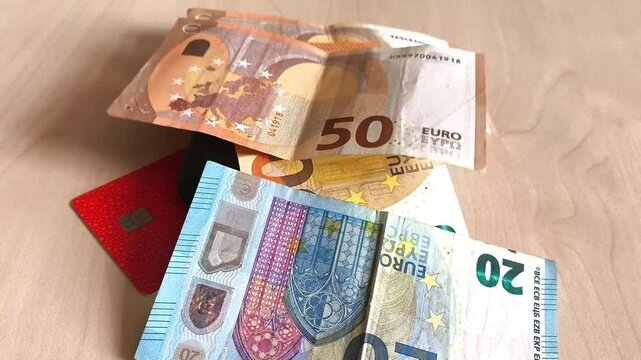 Recoger dinero en efectivo d&oacute;lar euro billete cartera de dinero tarjeta de cr&eacute;dito