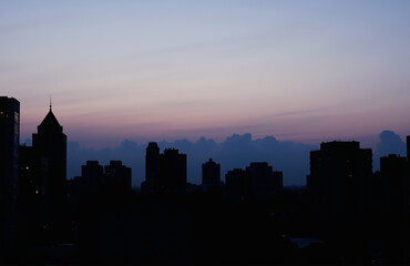 Fototapeta premium Twilight city skyline with soft gradient sky