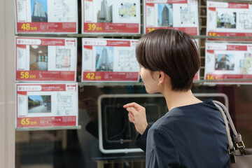 物件探しをする女性