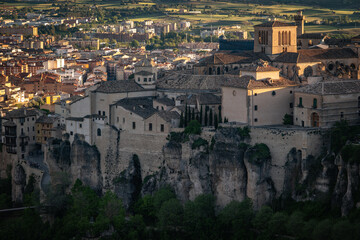 Vista de la ciudad medieval de Cuenca, situada en los acantilados en España.	
