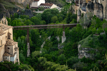 Vista de la ciudad medieval de Cuenca, situada en los acantilados en España.	
