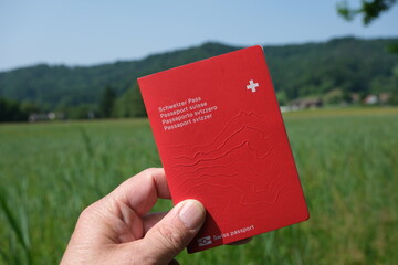 Den Schweizer Pass in der Hand, Staatsbürgerschaft Schweiz, Bürgerrecht als Eidgenosse in der...