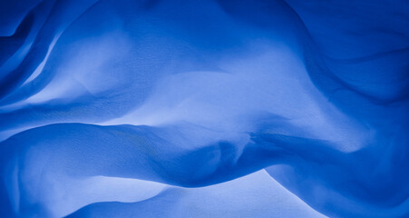 The blue-tone silk pattern is exquisite.