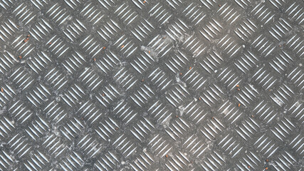 Stark beanspruchtes abgenutztes schmutziges Aluminium Riffelblech im Au&szlig;enbereich, Rutschfeste metallische Oberfl&auml;che