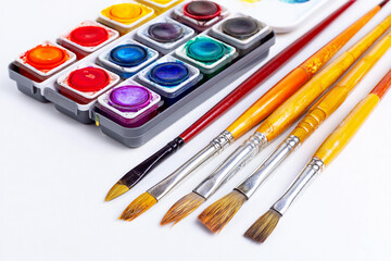 Obraz premium Watercolor paints and brushes arranged for creative art projects