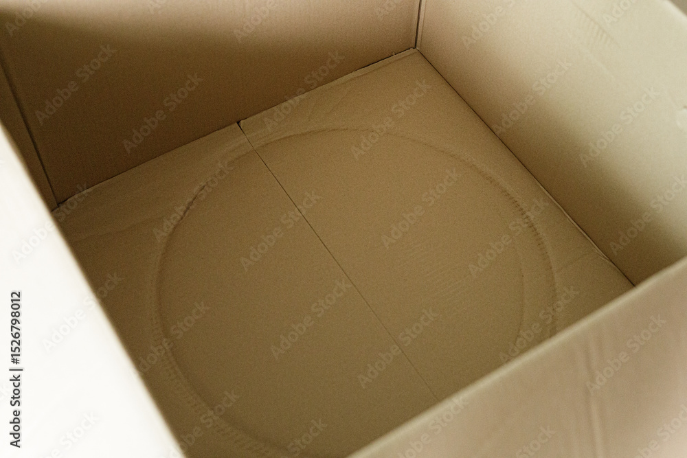 Poster high-resolution image of an empty cardboard box interior. perfect for packaging, shipping, or storag