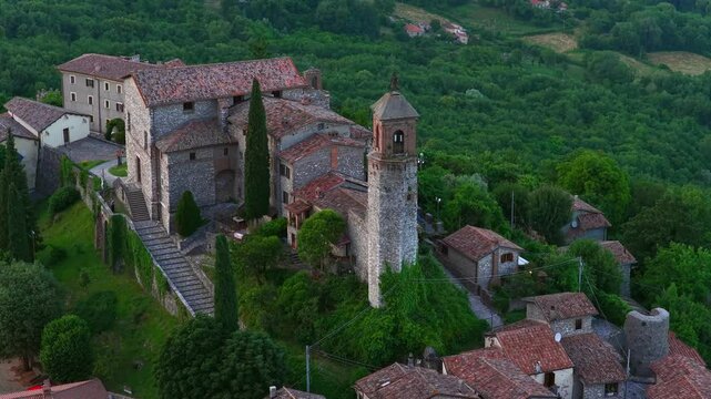 Veduta aerea di Greccio, pittoresco borgo medievale vicino Rieti, Lazio, Italia. 
Greccio &egrave; borgo arroccato sui Monti Sabini sulla valle di Rieti.