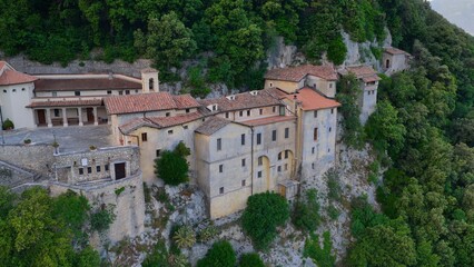 Obraz premium Il Santuario Francescano del Presepe di Greccio, Rieti, Lazio, Italia. Ripresa aerea con drone del santuario di Greccio arrocato sulla roccia.