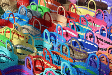 bolsas para las compres del mercado tejidas de plástico en diseños coloridos, tradiciones del arte popular mexicano