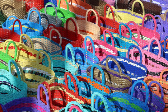 bolsas para las compres del mercado tejidas de pl&aacute;stico en dise&ntilde;os coloridos, tradiciones del arte popular mexicano