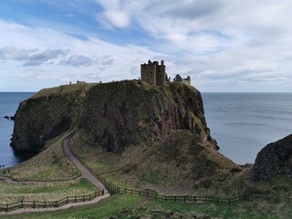 Obraz premium Dunnottar Castle on rocky cliff above the sea in Scotland