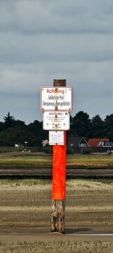 Warnschild in der Nordsee